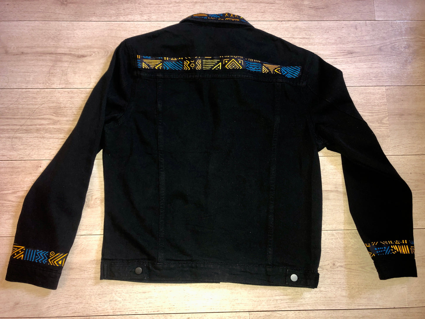 VESTE EN JEAN NOIR MOTIF WAX