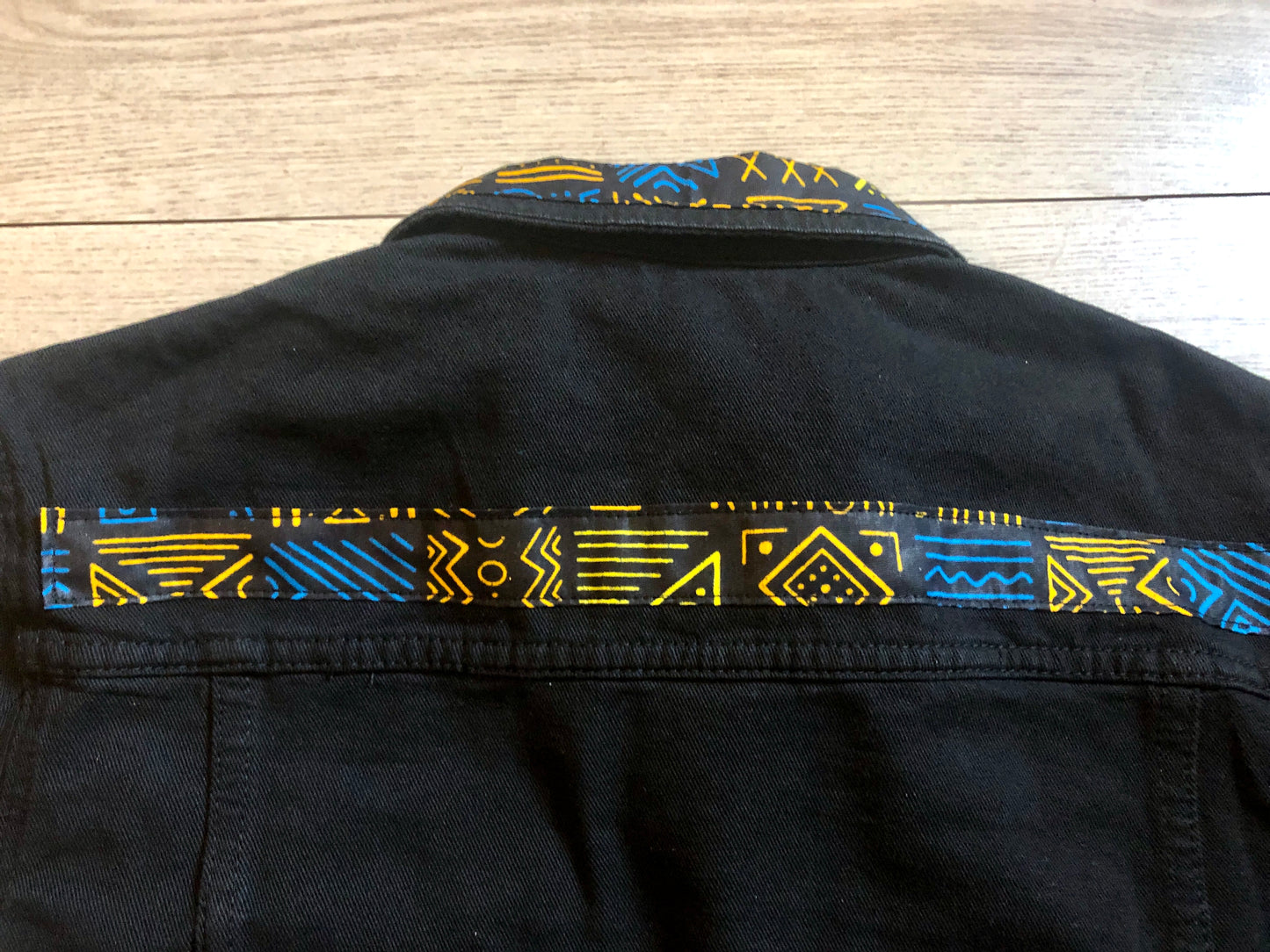VESTE EN JEAN NOIR MOTIF WAX
