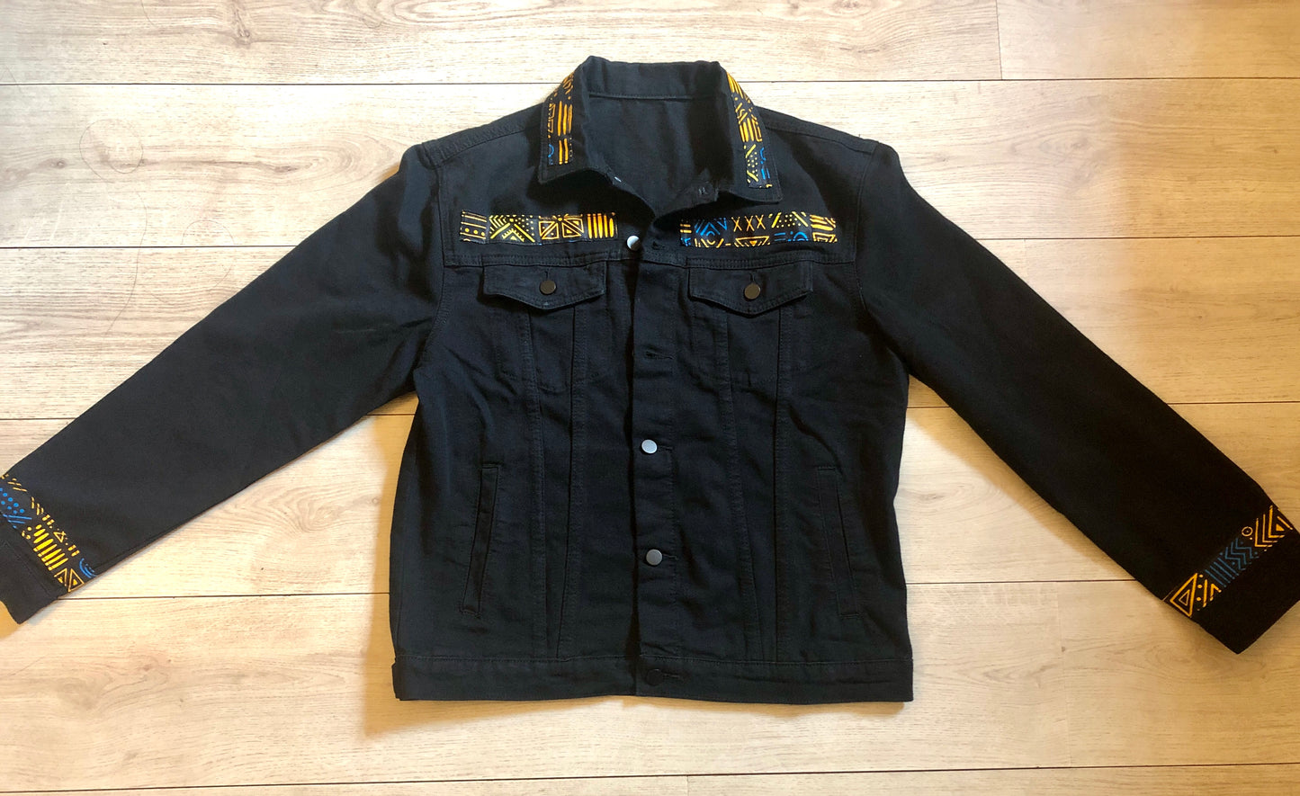 VESTE EN JEAN NOIR MOTIF WAX