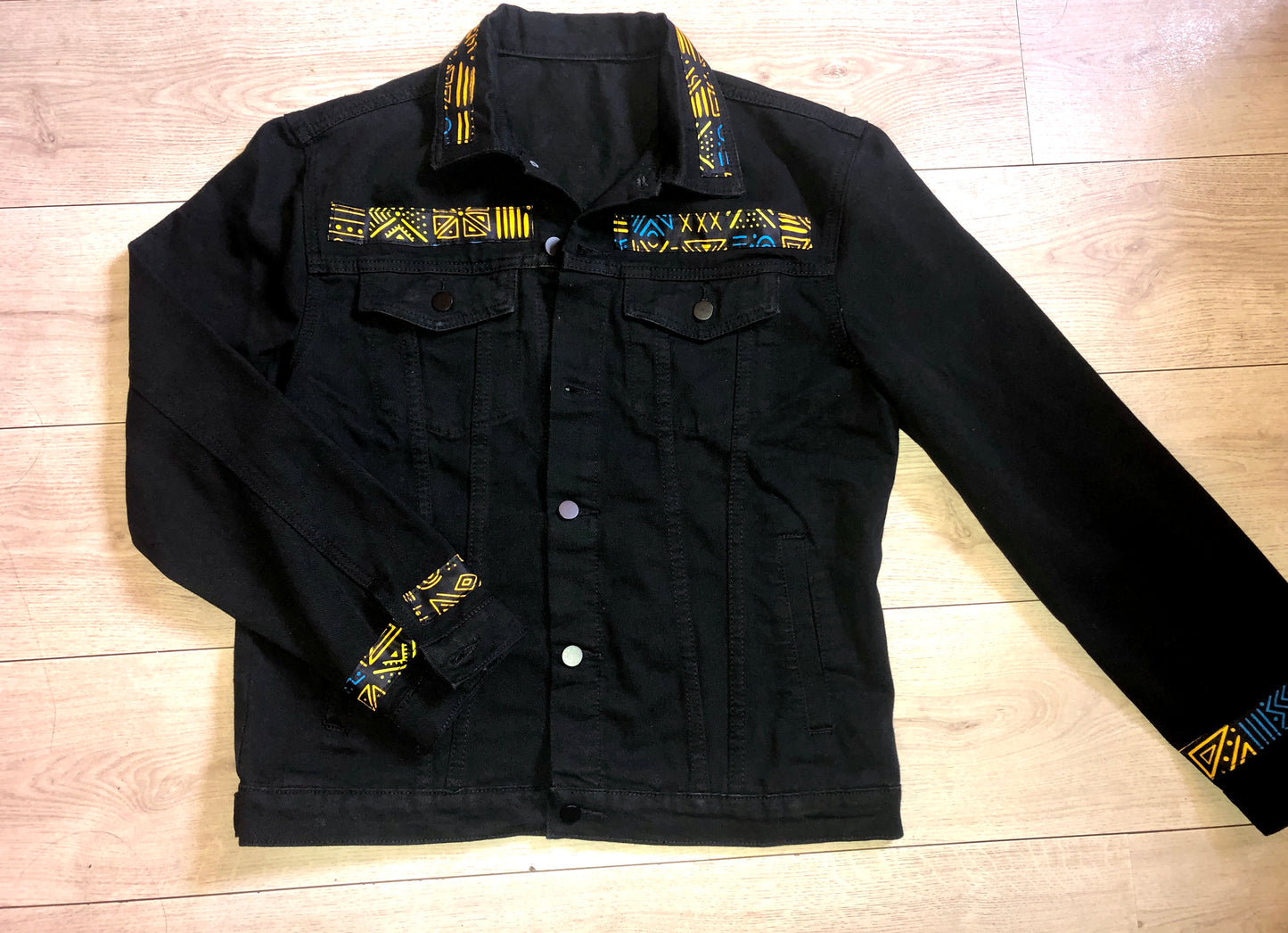 VESTE EN JEAN NOIR MOTIF WAX